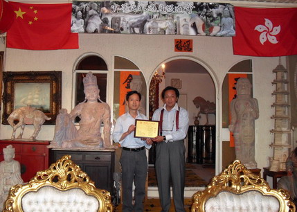 中國禪林畫院名譽顧問汪裕祖接受聘書，由院長李智隆親自頒發。