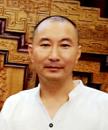 戰乃明画家近照