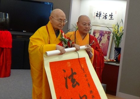 纽约慈航精舍举行了“美国中华佛教会”成立五十周年庆典。灵隐寺光泉大和尚率四十余僧众赴纽约参加庆典活动，妙峰长老主持庆典