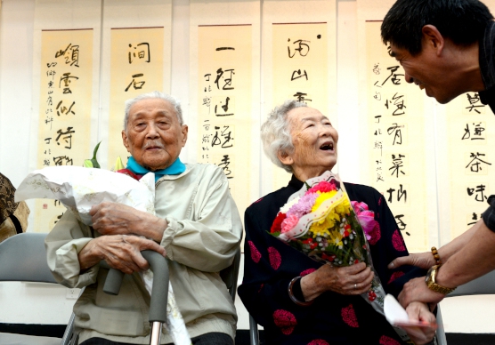 我院名譽院長101歲丁兆麟老先生在紐約揮毫