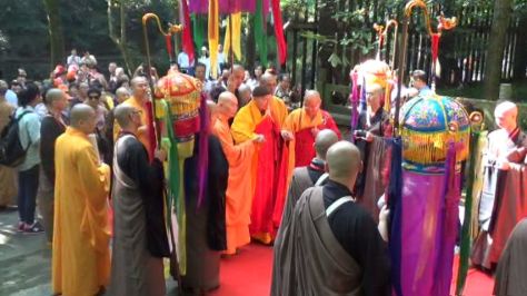 中国佛教协会常务理事、杭州灵隐寺方丈光泉大和尚迎请上妙下峰长老