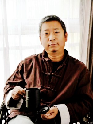 何焘 字清流,署號茗煙閣、洗雲畫館。1971年出生於陝西興平。就讀於西安美術學院附中,1998年畢業于西安美術學院中國畫系。現任職于咸陽市藝術館。書畫作品文氣流溢,清穆古雅。現爲中國禅林畫院學術委員,陝西上林苑書畫院副院長,陝西書畫院咸陽分院副院長,咸陽人物畫研究會副會長。