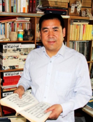 張巨鴻 ，號古荷堂主人、靖安居士。1966年出生于甘肅靖遠。1990年畢業于西北師範大學美術學院。研修于首都師範大學美術學院、中國藝術研究院研究生部及清華大學美術學院。現任中國美術家協會敦煌創作中心委員，中國敦煌繪畫現代研究會常務副會長，中國禅林畫院畫家。 作品多次參加權威機構舉辦的各種展覽並獲獎、發表、結集出版，並被社會各界廣泛收藏。曾在北京、天津、蘭州、深圳等城市舉辦個展或聯展，並被《美術報》、《中國書畫報》、《東方書法》、《甘肅日報》、《深圳商報》、《中國文化報》等報刊雜志發表或專版介紹。2010年嶺南美術出版社出版《張巨鴻中國畫集》。