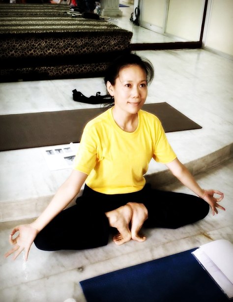 副院長介紹： 馬俐，香港作家、畫家。1998年畢業于香港沙田工業學院時裝設計系，同年就讀香港理工大學時裝設計系。曾修讀文藝學碩士課程。原任《香港當代文學》美術總監，喜好禪修瑜伽。現爲中國禅林畫院副院長。 著有詩集《焚夢》《馬俐短詩選》等。插畫作品有《雪豹》、《一個女孩》等十餘種。近年轉向圖畫書創作，第一本圖畫書《小黑咪》獲2006年香港中文創作獎圖畫故事組亞軍榮譽。2009出版《滿月》（圖畫）、《想念奶奶》（文字）。