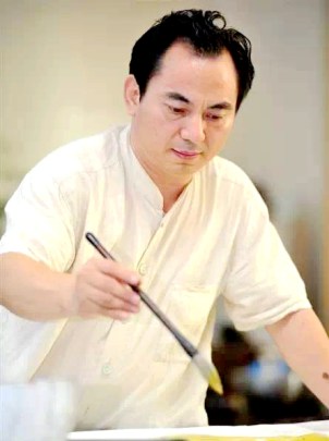 馬順先 字一甫,號平齋主人。1966年生,畢業于河南大學美術系。結業于文化部第二屆重彩畫高研班、結業于魯慕迅藝術工作室中國花鳥畫研修班。現爲清華大學美術學院中國畫高研班主講導師、特邀爲中國禅林畫院畫家、深圳美術家協會副秘書長、深圳谷風畫院副院長、《先風》藝術期刊主編。系中國美術家協會會員。 作品曾參加中國美協全國首屆寫意畫展、共慶澳門回歸中國藝術大展、中國美協2002、2004、2005全國中國畫展、赴澳大利亞中國畫展、中國美術金彩獎全國美展等國家展覽。曾在開封、鄭州、遼陽、深圳等地舉辦畫展。書畫作品廣泛見于報刊雜志,並被人民大會堂、中國美術家協會及市政府等單位收藏,被多家媒體評爲當代最具收藏投資價值花鳥畫家。