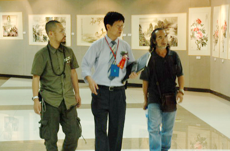 左起：古一雄、王子天、莫建文画家参观王子天深圳的画展。